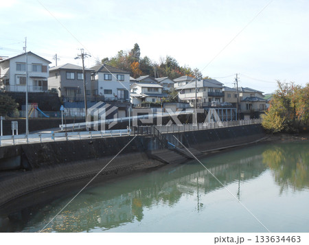 秋の丘陵を背景にした池畔の住宅エリア 秋の丘陵を背景にした池畔の住宅エリア 133634463