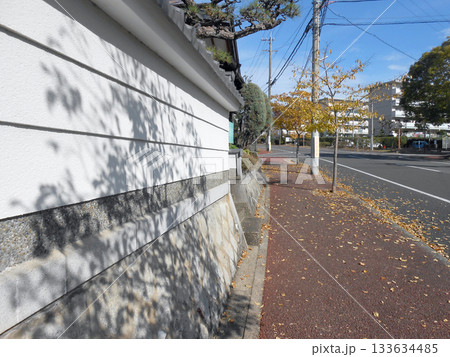 伝統的な漆喰塀と秋景色の住宅街 伝統的な漆喰塀と秋景色の住宅街 133634485