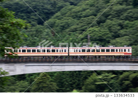 万緑の奥鬼怒路を行く… 川治温泉郷を快走する『6050系』 133634533