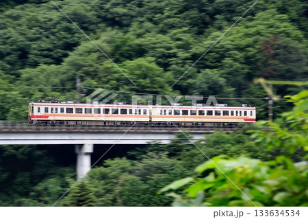 万緑の奥鬼怒路を行く… 川治温泉郷を快走する『6050系』 万緑の奥鬼怒路を行く… 川治温泉郷を快走する『6050系』 133634534
