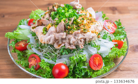 彩り豊かな豚しゃぶサラダ 133634676