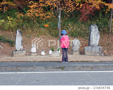 野仏に手を合わせる女性と秋の旧中山道 133634736