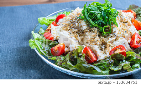 豆腐とカリカリじゃこのサラダ 豆腐とカリカリじゃこのサラダ 133634753