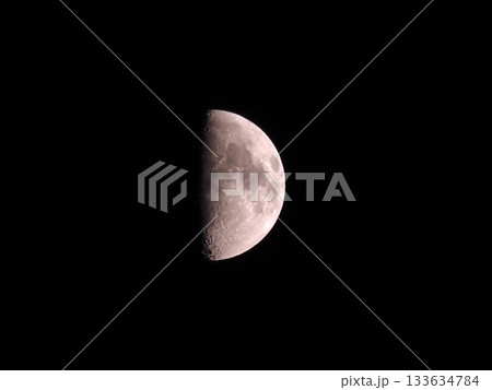 夜空に輝く上弦の月 夜空に輝く上弦の月 133634784