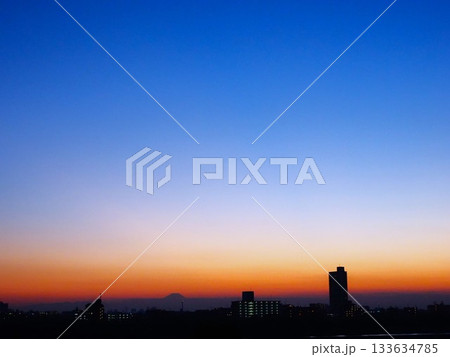 川口市の荒川堤から見る美しい夕景 川口市の荒川堤から見る美しい夕景 133634785