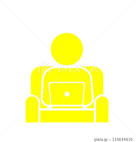 自宅の落ち着いた空間でパソコン作業に集中する人物(黄色) 133634810