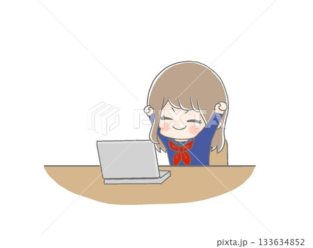 パソコンの前で伸びをする女子学生 パソコンの前で伸びをする女子学生 133634852