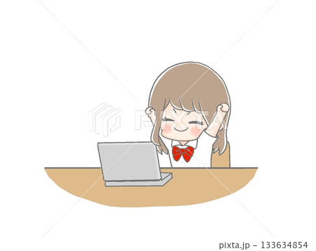 パソコンの前で伸びをする女子学生 133634854