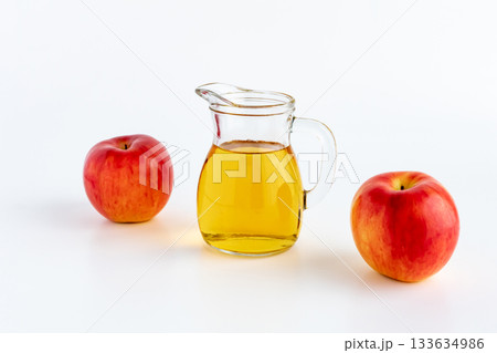りんご酢　アップルビネガー　白背景 133634986