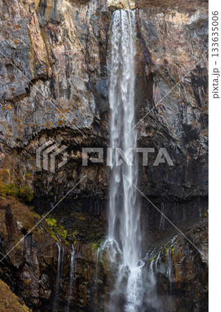 〈栃木県〉日光 華厳滝の落ちる様子 〈栃木県〉日光 華厳滝の落ちる様子 133635006