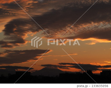 川口市の荒川堤から見る美しい夕焼け空 川口市の荒川堤から見る美しい夕焼け空 133635056