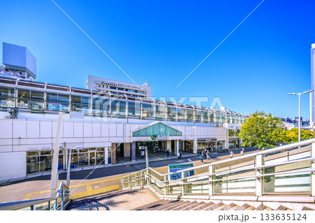 日本の横浜都市景観　桜木町駅などを望む。窓ガラスにはパシフィコ横浜や大観覧車などが映る＝11月26日 133635124