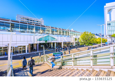 日本の横浜都市景観 桜木町駅などを望む。窓ガラスにはパシフィコ横浜や大観覧車などが映る=11月26日 日本の横浜都市景観 桜木町駅などを望む。窓ガラスにはパシフィコ横浜や大観覧車などが映る=11月26日 133635125
