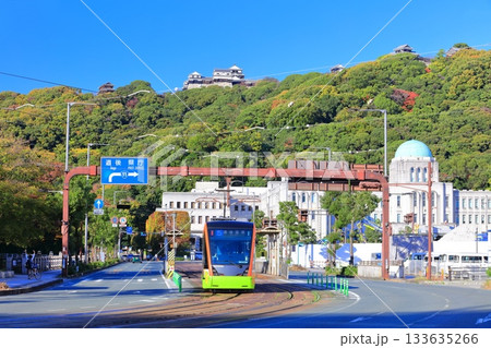 【愛媛県】快晴の松山城と愛媛県庁と伊予鉄電車 133635266