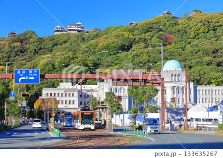 【愛媛県】快晴の松山城と愛媛県庁と伊予鉄電車 133635267