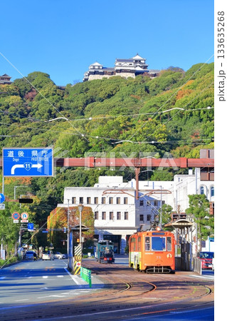 【愛媛県】快晴の松山城と愛媛県庁と坊っちゃん列車 133635268