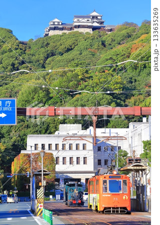 【愛媛県】快晴の松山城と愛媛県庁と坊っちゃん列車 133635269