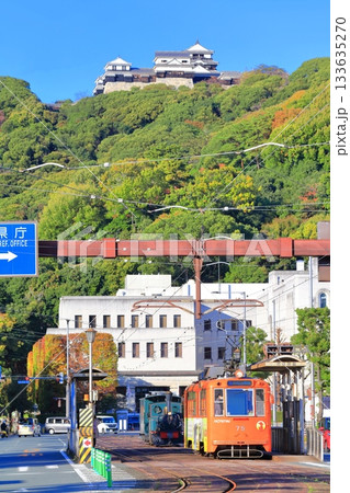 【愛媛県】快晴の松山城と愛媛県庁と坊っちゃん列車 133635270