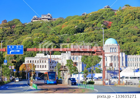 【愛媛県】快晴の松山城と愛媛県庁と伊予鉄電車 133635271