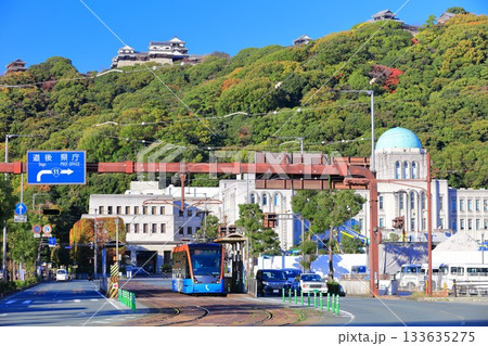 【愛媛県】快晴の松山城と愛媛県庁と伊予鉄電車 133635275