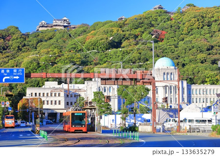 【愛媛県】快晴の松山城と愛媛県庁と伊予鉄電車 133635279