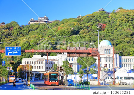 【愛媛県】快晴の松山城と愛媛県庁と伊予鉄電車 133635281