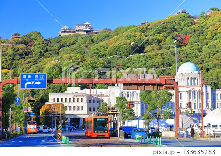 【愛媛県】快晴の松山城と愛媛県庁と伊予鉄電車 133635283
