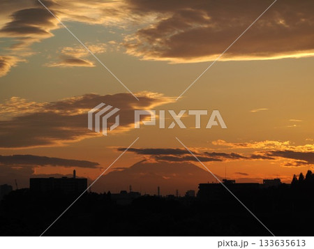 美しい夕焼けと富士山のシルエット 美しい夕焼けと富士山のシルエット 133635613