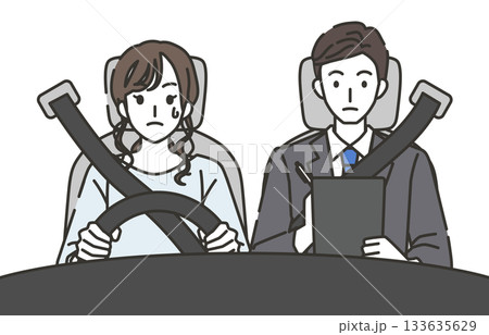 自動車教習所で教官から指導を受ける女性 133635629