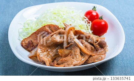 生姜焼きと千切りキャベツの盛り付け 133635741