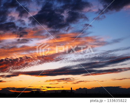 川口市の荒川堤から見る美しい夕焼け空 川口市の荒川堤から見る美しい夕焼け空 133635822