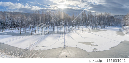 北海道の冬絶景　冬の晴れた日の青い池 133635941
