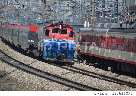 韓国鉄道公社KORAIL　セマウル号と地下鉄1号線が並走する風景 133636070