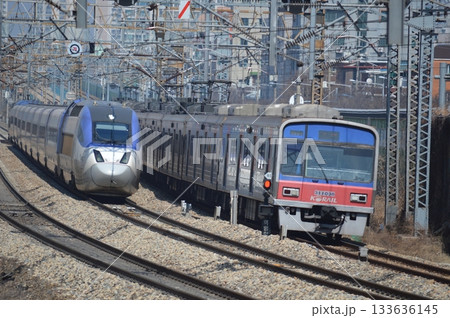 韓国首都圏電鉄1号線とKTX- 山川(サンチョン)の並走する風景 韓国首都圏電鉄1号線とKTX- 山川(サンチョン)の並走する風景 133636145