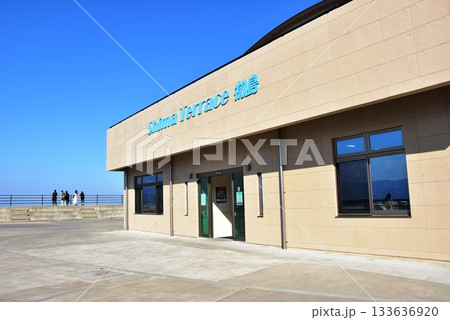 熱海市　初島港のShima Terrase（島テラス）と青空 133636920