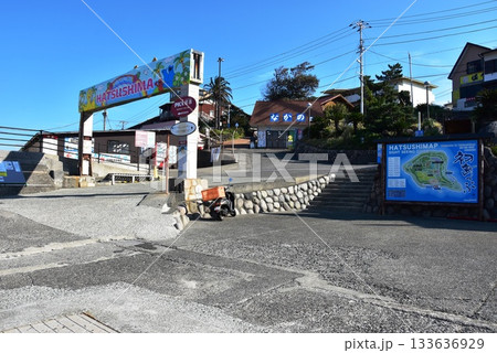 熱海市 初島港のウエルカムゲートと周辺街並み 熱海市 初島港のウエルカムゲートと周辺街並み 133636929