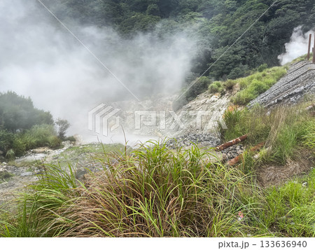 鹿児島県霧島市にある硫黄谷噴気地帯公園。硫黄ガスが噴き出している様子。 133636940