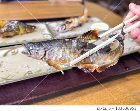 渓流魚の鮎を塩焼きにした日本の食べ物。焼き魚。 133636953