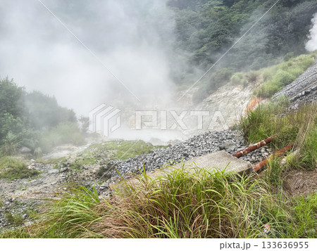 鹿児島県霧島市にある硫黄谷噴気地帯公園。硫黄ガスが噴き出している様子。 133636955