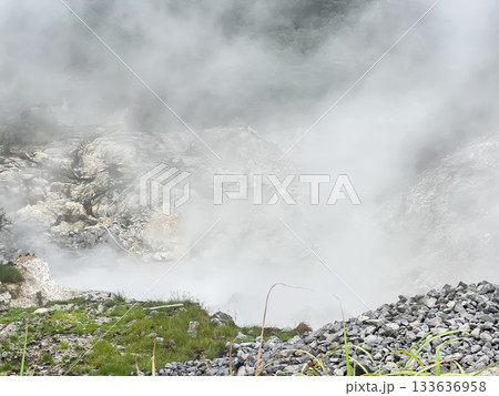 鹿児島県霧島市にある硫黄谷噴気地帯公園。硫黄ガスが噴き出している様子。 133636958