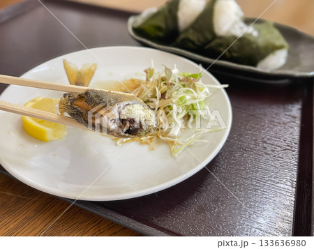 渓流魚の鮎。卵を持った子持ち鮎を唐揚げにした日本の料理と、海苔を巻いたおにぎり。卵のクローズアップ。 渓流魚の鮎。卵を持った子持ち鮎を唐揚げにした日本の料理と、海苔を巻いたおにぎり。卵のクローズアップ。 133636980