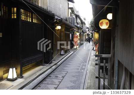京都市　祇園の町並み 133637329