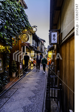 京都市　祇園の町並み 133637347