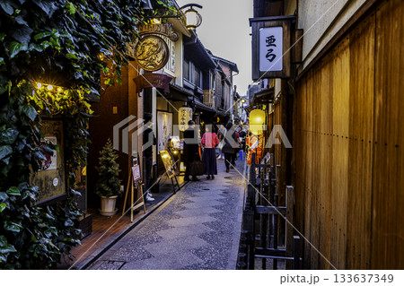 京都市　祇園の町並み 133637349