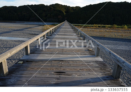 大井川に架かる世界一長い木造の端 11月静岡144大井川の蓬莱橋・世界一長い木造歩道橋 大井川に架かる世界一長い木造の端 11月静岡144大井川の蓬莱橋・世界一長い木造歩道橋 133637555