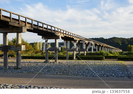 大井川に架かる世界一長い木造の端　11月静岡147大井川の蓬莱橋・世界一長い木造歩道橋 133637558