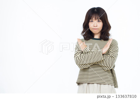 腕を交差させている女性 腕を交差させている女性 133637810
