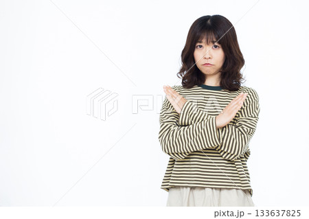 腕を交差させている女性 腕を交差させている女性 133637825