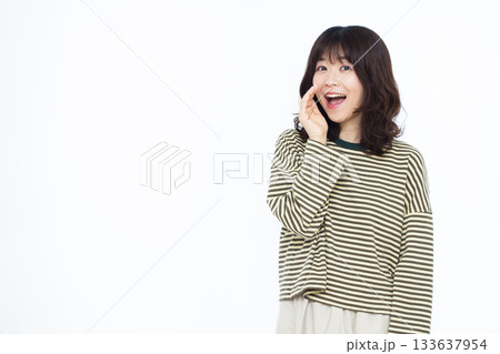 笑顔で叫んでいる女性 133637954