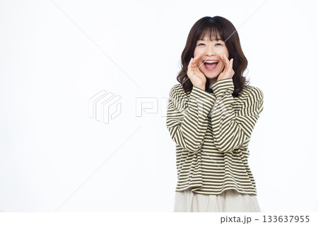 笑顔で叫んでいる女性 133637955
